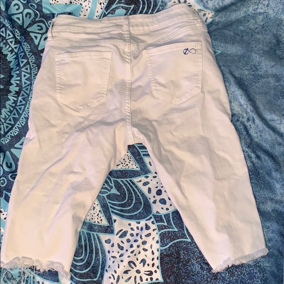 Distressed Bermuda shorts - Picture 2 of 2